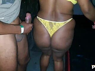 Gostosa rabuda fucks well-endowed guys and friends at Prime party.