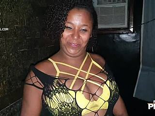 Gostosa rabuda fucks well-endowed guys and friends at Prime party.