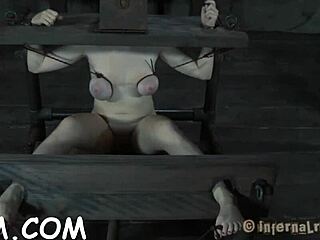 Csábító brunett játékokkal nyúlja a nedves picsáját