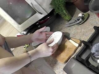 Sexy Milf Frina laver mad nøgen i høje hæle