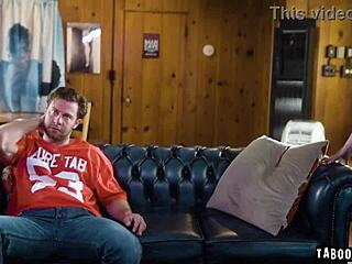 Charly Summer Seth Gamble'ın Yarığını Oyun Sırasında Emiyor