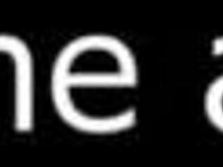 ميلف تتحدى مؤخرتها الضيقة في تنورة رياضية على كرة اللياقة أثناء التمرين