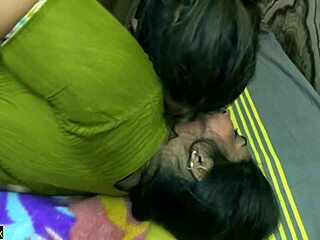 Indisk landsby-Bhabhi chudai med ekte skittenprat-sex