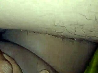 Pizda strâmtă a nevestei mele se fută tare în fiecare noapte. Nu rezist gemetele ei dulci.