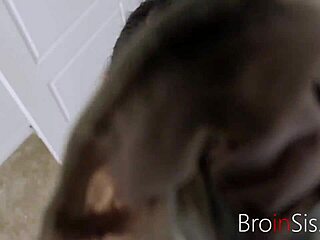 Latina Gina Valentina surprend son demi-frère en train de renifler ses culottes comme un fou !