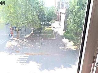 أخت زوجية تنشر ساقيها بينما الوالدين بعيدين، جاهزة للمتعة 😏