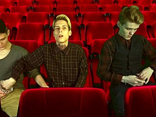 Elokuvateatterin kolmen kimppa kahden topin dominoimana bottomille