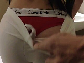 Fiatal nő kémkedve a vécében, merevedéssel elkapták, megtölti punciját creampie-val