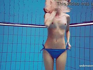 귀여운 18+ 마르티나가 수영장에서 벗고 수영해, 물속에서 육즙이 흘러