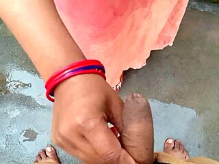 데시 빌리지 목욕 오줌 싸기와 공개 목장에서 하드코어 섹스 하며 야생적으로 느껴