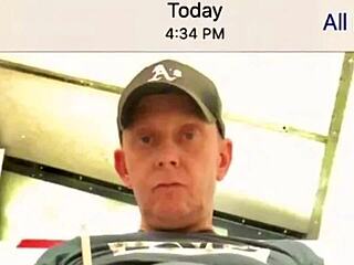 Гладна свршавања од 76-годишњег тате после пива и гутања