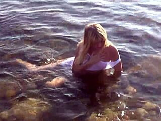 신성한 금발 젊은 여자 18+ 바다에서 사랑스럽게 벗어 사랑스러운 가슴으로 알몸 돼