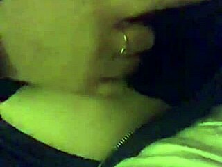 Enormes senos de una chica en masaje sensual