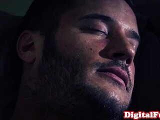 Гламурная девчонка с силиконовыми сиськами получает фейсал от мужа в душе