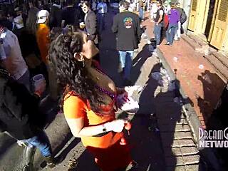 J'ai Flashé mes Seins sur Bourbon Street cet Après-Midi, C'était Sauvage !