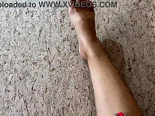 Hei, haluutko nähdä jalkani kun ratsastan yksin webcamissa?