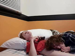 Любитель сосёт другу и лижет его зад на кровати с огромным членом и спермой