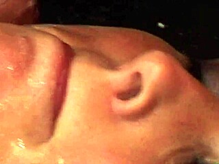 이 야생 걸레가 감옥 탈출 중 두꺼운 자지를 꽉 조인 구멍에 깊숙이 넣었어