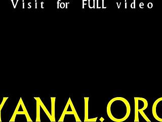 طيز شابة مثيرة تتناك بقوة من زب ضخم في حركة جامحة