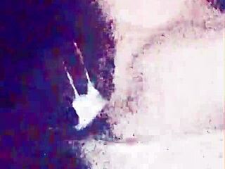 Stiefsohn leckt die rasierte Muschi seiner japanischen Stiefmutter in POV-Gruppenszene