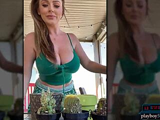 Milf mit riesigen Titten Sophie Dee genießt Pool-Spaß