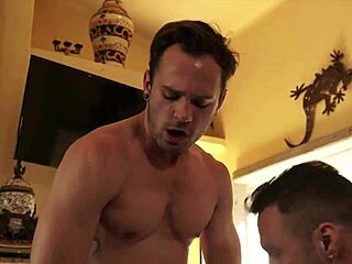 Hed gay trio dykker ned i rå bareback action