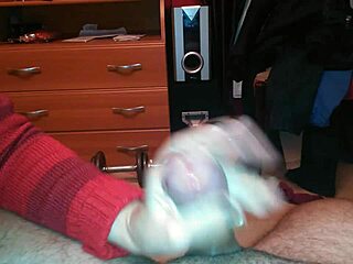 Amateur Handjob Leading To Cumshot Video 20141101