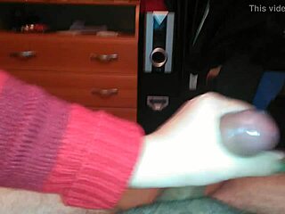 Amateur Handjob Leading To Cumshot Video 20141101