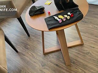 Colocando O Plug Para Encontrar Com Dois Solteiros Safados