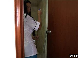 Plachá latinská slúžka túži po extra prachoch za zábavu