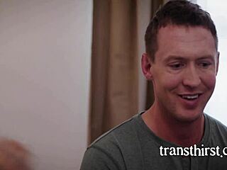 Tranny dalam hubungan terbuka kongkek kawan baik boyfriend keras