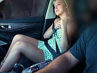 O kurwa, ta słodka 18+ blondynka dostaje w ciasną mokrą cipkę od agenta na castingu!