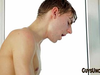 Худой парень пойман за дрочкой под душем!