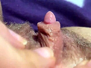 Ogromen klitoris drkanje v ekstremnem mokrem bližnjem posnetku
