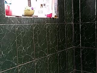 Duchita pokazuje veliko dupe u grupnom seksu!