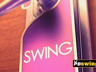 Horne pary swingerów angażują się w intensywne gry zamiany partnerów w zatłoczonym pokoju. Grupy blondynek i ebony badają hardcore pragnienia.