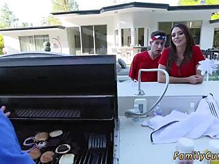 Hej, chceš vidieť túto blond milfku s veľkými prsiami na našej rodinnej oslave 4. júla?