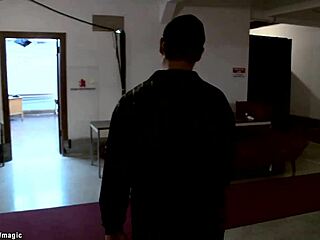 Milf güreşçi karanlık bodrumda yoğun anal dayanıyor