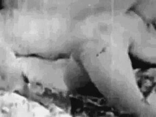 Hej, poglej ta vintage porn izpred dveh stoletij z dlakavo mature akcijo