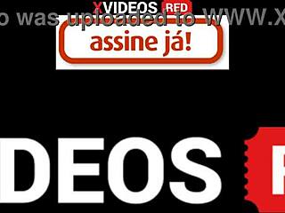 Novinha Gets Pizza Guy In Towel Facial!