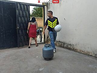 Novinha Gets Pizza Guy In Towel Facial!