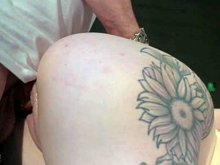 Novinha 18+ chupa o pau do vovô com vontade. Cavalga, leva de quatro e engole o gozo na cara.