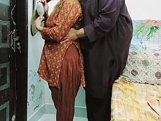 Пакистанская мачеха тайно трахается с соседским дядей на хинди