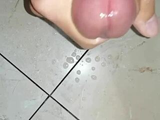 Chinese Solo Star Delivers Intense Cum Show in HD