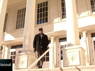 Poželjiva milf se podivja z črnim tipom v postelji