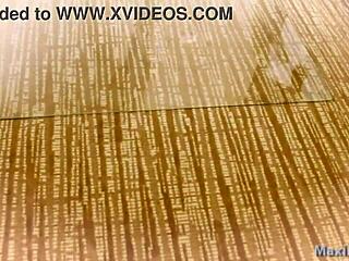 Maxine X穿连裤袜喷水，骑巨大假阳具并猛吸肉棒