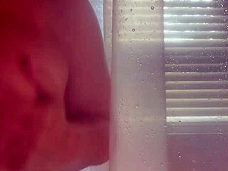 Gospa Danie se tušira s igračko, kaže obrito pičko, sise in debeli rit