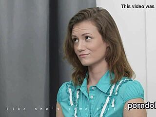 Søt ung student forført av eldre lærer til intens knulling og frekk blowjob i klasserommet