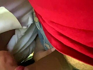 Mi hermanastra replica sexo oral conmigo.