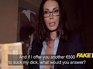 Biusty nauczycielka waha się, ale robi się niegrzeczna w ciemności za szybką kasę na dworze